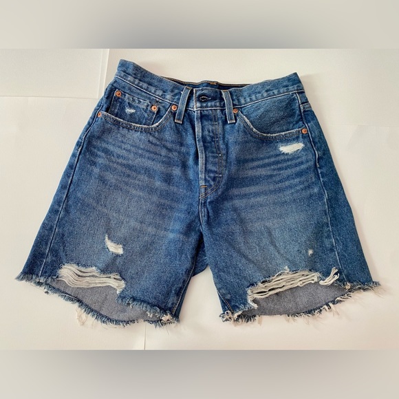 NWOT LEVI’S HIGH-RISE DENIM SHORTS // SIZE 27✨ - Picture 2 of 4